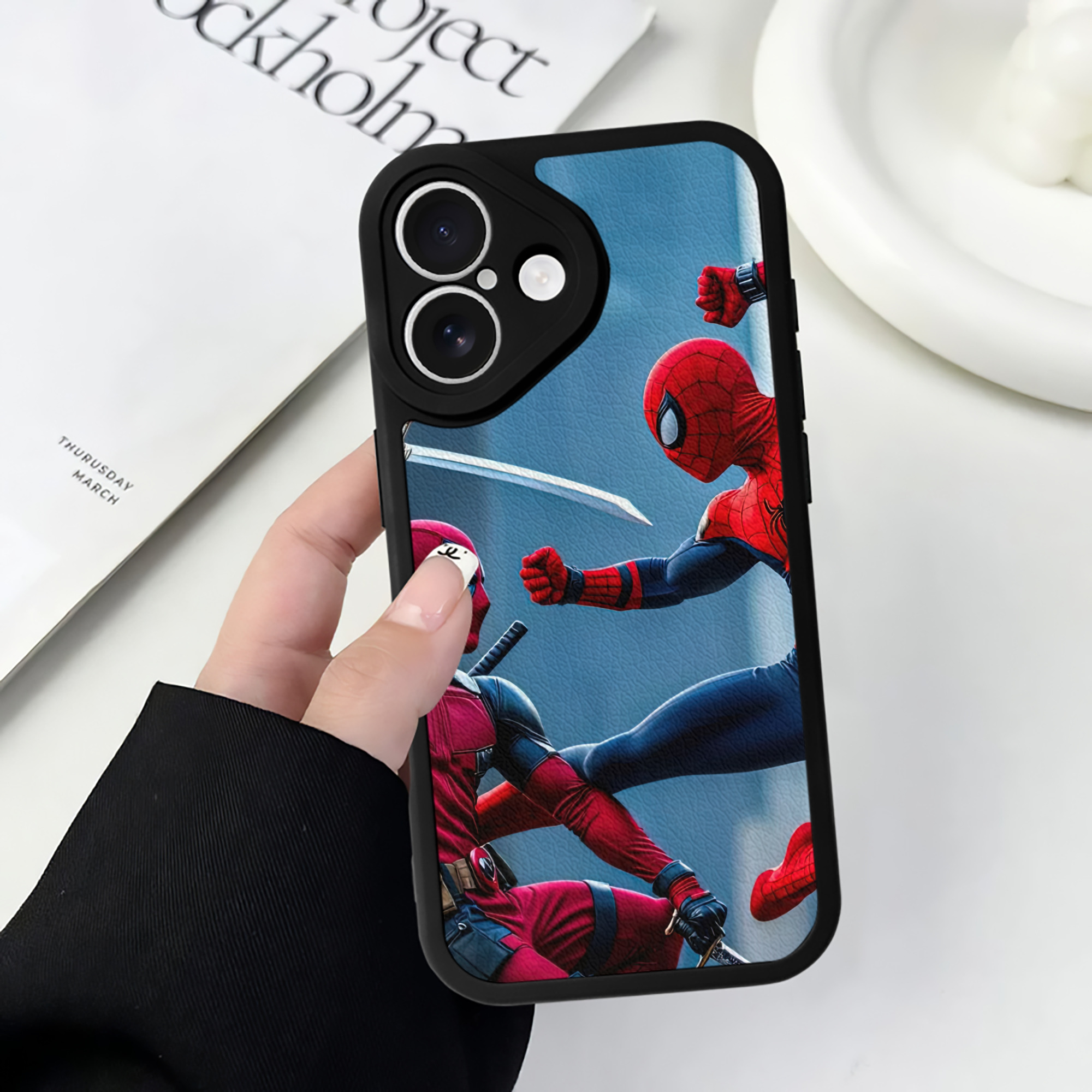 Spider Man スパイダーマン 【iPhone 16シリーズ対応】シリコンスマホケース（レザー調） 材質：シリコン